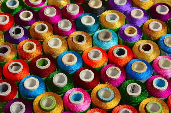 Filati per cucire di vario colore su mandrini — Foto Stock