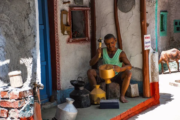 Kolhapur, Maharashtra, India, April 2017, koper-smith werken op zijn werk, beeldhouwkunst museum, Kaneri Math, Kolhapur, Maharashtra — Stockfoto