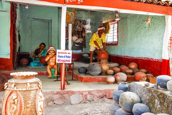 戈尔哈布尔, 马哈拉施特拉邦, 印度, 2017年4月, 陶器制造商在雕塑博物馆制作陶器, Kaneri 数学 — 图库照片