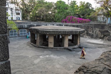 Pune, Maharashtra, Hindistan, Nisan 2017 Devotee yürüyüş Pataleshwar mağara Tapınağı'nda