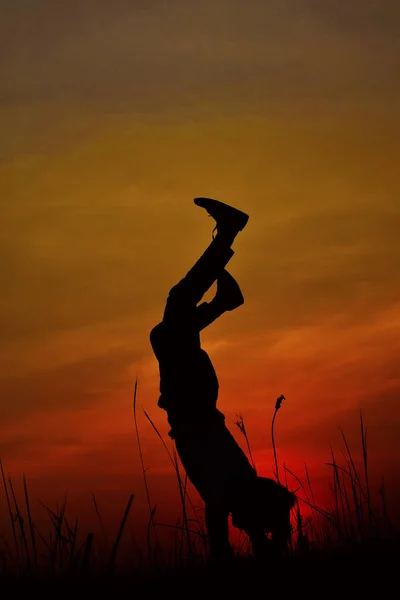 Silhuetten av en Hip Hop dansare posing nära berget vid solnedgången, Pune, Maharashtra. — Stockfoto