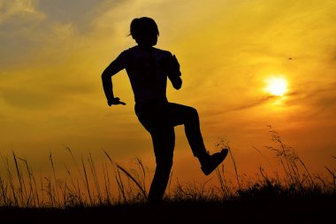 Günbatımı, Pune, Maharashtra, mountain yakınındaki bir Hip Hop dans poz siluet.