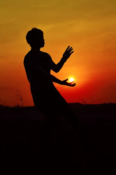 Silhuetten av en Hip Hop dansare posing nära berget vid solnedgången, Pune, Maharashtra. — Stockfoto