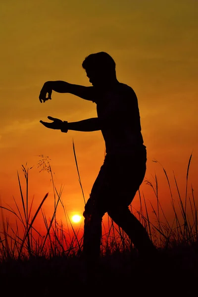 Silhuetten av en Hip Hop dansare posing nära berget vid solnedgången, Pune, Maharashtra. — Stockfoto