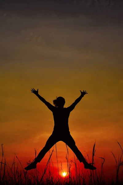 Silhuetten av en Hip Hop dansare posing nära berget vid solnedgången, Pune, Maharashtra. — Stockfoto