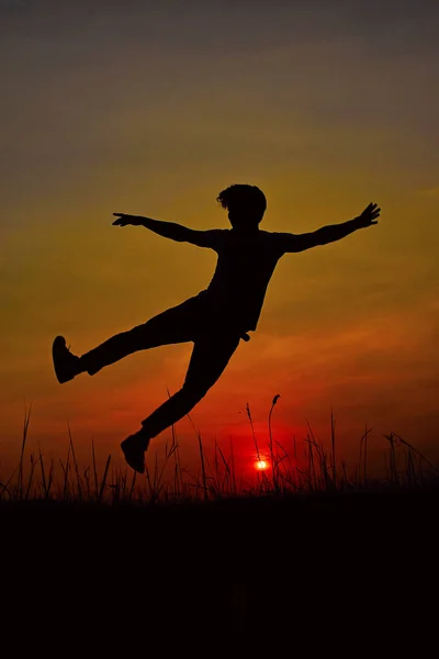 Silhuetten av en Hip Hop dansare posing nära berget vid solnedgången, Pune, Maharashtra. — Stockfoto