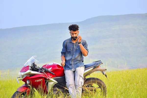 Indisk pojke med motorcykel och mountainbike bakgrund. Pune, Maharashtra. — Stockfoto