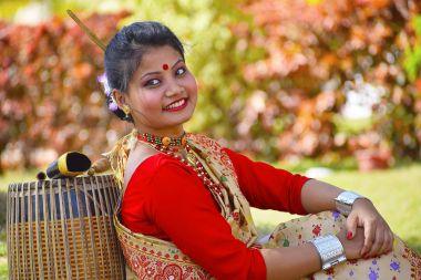 Geleneksel kıyafetleri ile A Dhol, Pune, Maharashtra poz Assamese kız.