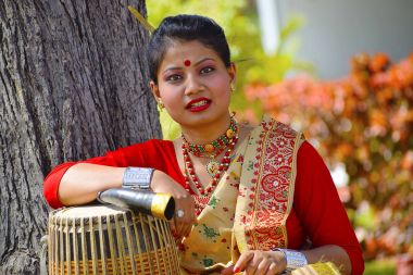 Geleneksel kıyafetleri ile A Dhol, Pune, Maharashtra poz Assamese kız.
