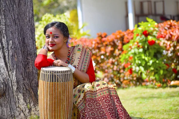 Assamese ragazza In abito tradizionale posa con A Dhol, Pune, Maharashtra . — Foto Stock