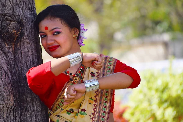 Ασαμέζικα κορίτσι με παραδοσιακή ενδυμασία που παρουσιάζουν. Bihu χορός, Pune, Μαχαράστρα — Φωτογραφία Αρχείου
