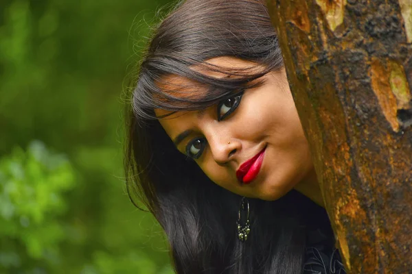 Ragazza indiana guardando la macchina fotografica, Pune, Maharashtra . — Foto Stock