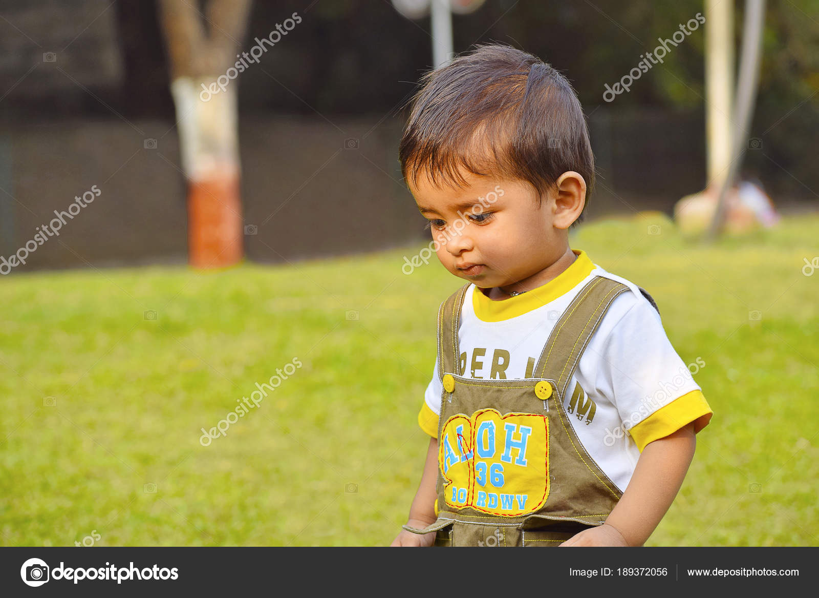 Cute baby walking in garden, Pune, — Stock Photo