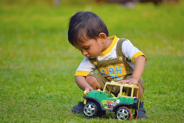 Lindo bebé jugando con coche de juguete, Pune, Maharashtra . — Foto de Stock