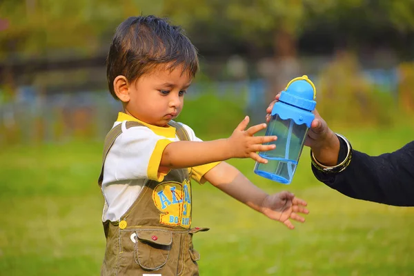 Lindo bebé que busca su botella de agua, Pune, Maharashtra . — Foto de Stock