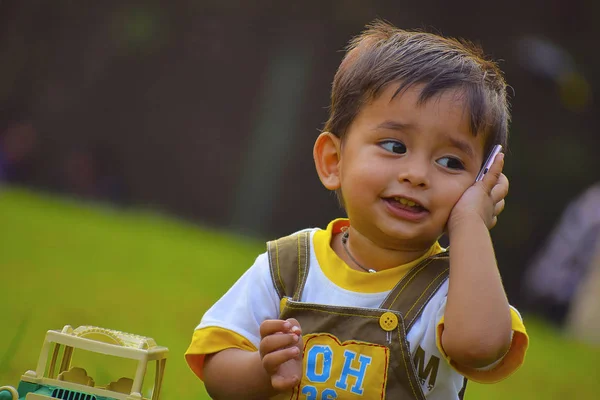 Bebê bonito falando no celular, Pune, Maharashtra . — Fotografia de Stock