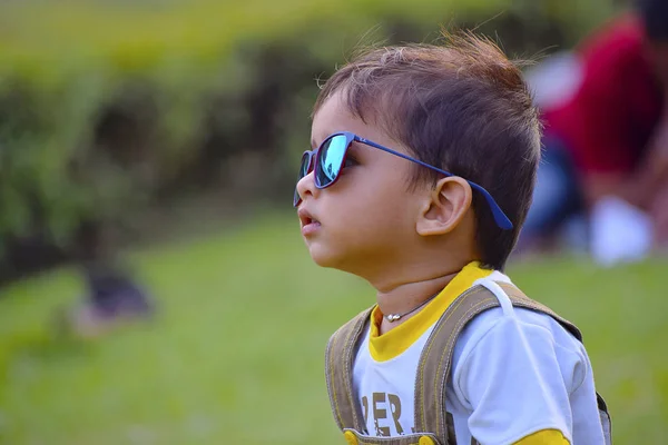 Lindo bebé con gafas, Pune, Maharashtra . — Foto de Stock