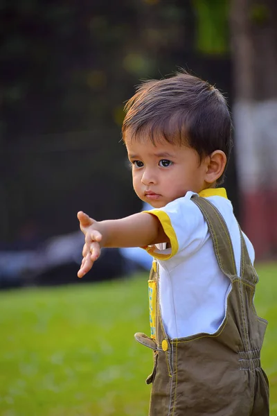 Roztomilé dítě s rukou vynaložil. Pune, Maharashtra. — Stock fotografie
