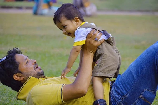 Lindo bebé jugando con papá, Pune, Maharashtra . — Foto de Stock