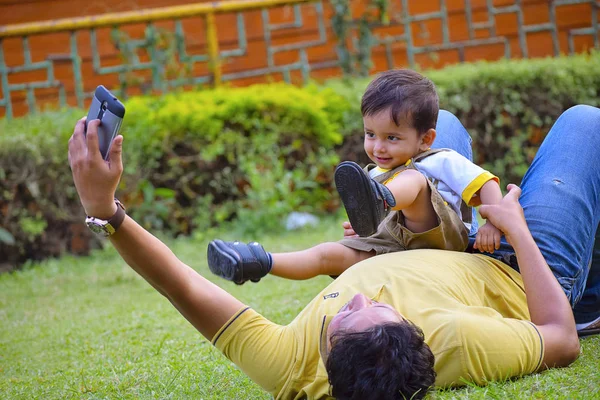 Lindo bebé jugando con papá, Pune, Maharashtra . — Foto de Stock