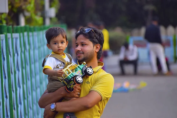 Carino Bambino che gioca con papà, Pune, Maharashtra . — Foto Stock