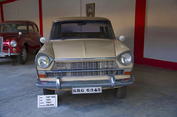 Ahmedabad, Gujarat, India - Coach juni 2017, Close-up van de voorkant van Fiat 1500 jaar 1964 werk - Sedan, Italië Auto wereld oldtimers museum, Ahmedabad, Gujarat — Stockfoto