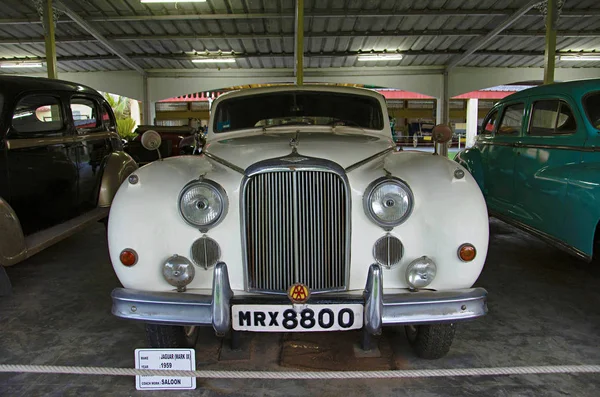 AHMEDABAD, GUJARAT, INDIA - Junio 2017, Primer plano de la parte delantera de Jaguar Mark IX Año 1959, Trabajo de entrenador - salón, Inglaterra Auto World Vintage Car Museum, Ahmedabad, Gujarat — Foto de Stock