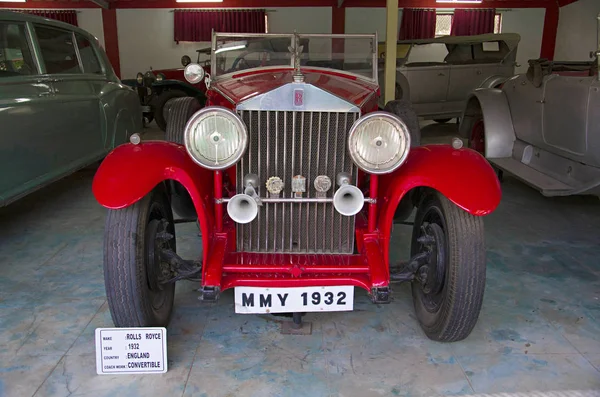 AHMEDABAD, GUJARAT, INDIA - Junio 2017, Primer plano de la parte delantera de Rolls Royce Año 1932, Trabajo de entrenador - convertible, Inglaterra Auto world vintage car museum, Ahmedabad, Gujarat — Foto de Stock