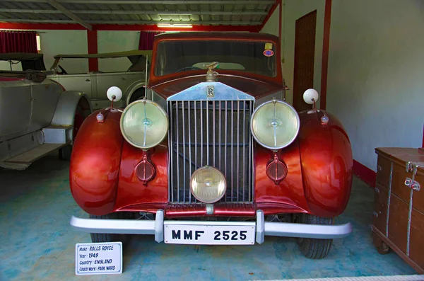 AHMEDABAD, GUJARAT, INDIA - Junio 2017, Primer plano de la parte delantera de Rolls Royce Año 1949, Trabajo de entrenador - sala del parque, Inglaterra Auto World Vintage Car Museum, Ahmedabad, Gujarat — Foto de Stock