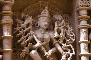 Mahishasuramardini oyma put Rani ki vav, Saraswati Nehri üzerinde bir girift inşa stepwell iç duvarında. Patan, Gujarat, Hindistan