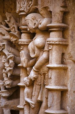 Oyma Idol Rani ki vav, Saraswati Nehri üzerinde bir girift inşa stepwell iç duvarında. Patan, Gujarat, Hindistan