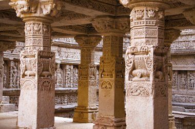 Oyma Idol Rani ki vav, Saraswati Nehri üzerinde bir girift inşa stepwell iç duvarında. Patan, Gujarat, Hindistan