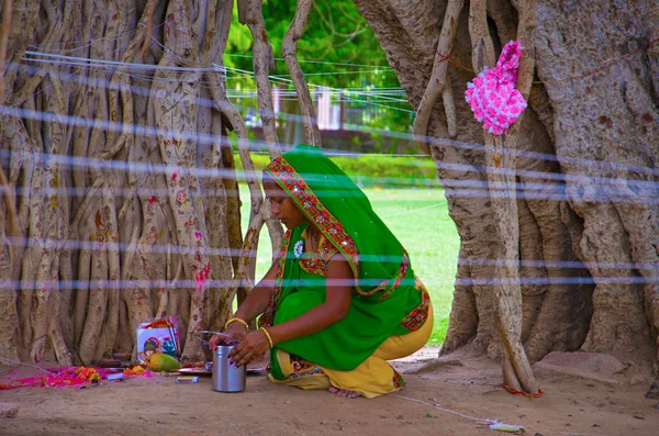 ADALAJ, GUJARAT, INDIA, Junio 2016 Una mujer ofrece oraciones en el árbol de Banyan en la auspiciosa ocasión de Vat Purnima —  Fotos de Stock