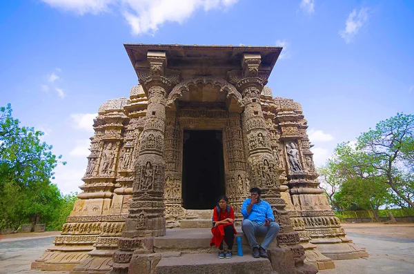 Adalaj, Gujarat, Indien, juni 2017, turist på Sun Temple — Stockfoto