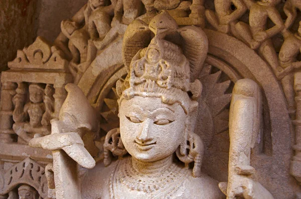 Balarama Escultura primer plano, Muro interior de Rani ki vav, un paso intrincado construido a orillas del río Saraswati. Patan, Gujarat, India — Foto de Stock