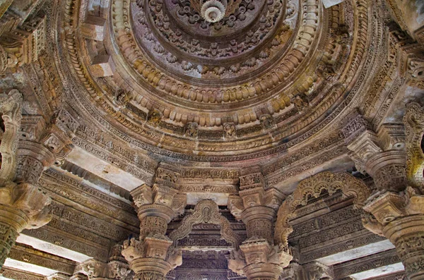 Teto esculpido do Templo do Sol. Construído em 1026 27 dC durante o reinado de Bhima I da dinastia Chaulukya, Modhera, Mehsana, Gujarat — Fotografia de Stock