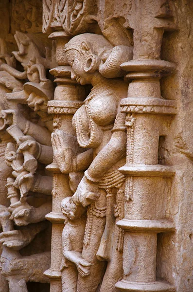 Oyma Idol Rani ki vav, Saraswati Nehri üzerinde bir girift inşa stepwell iç duvarında. Patan, Gujarat, Hindistan — Stok fotoğraf