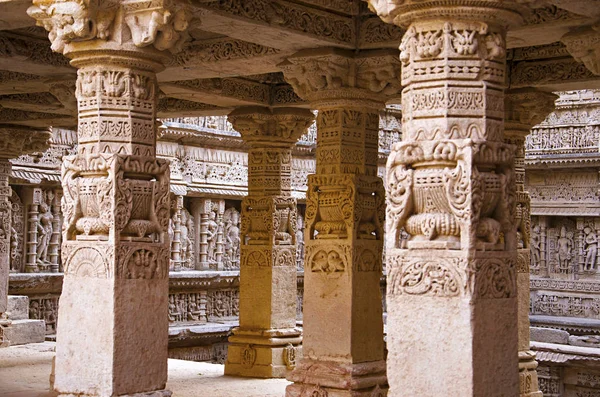Gesneden idool op de binnenwand van Rani ki vav, een ingewikkeld gebouwd stepwell aan de oevers van de Saraswati rivier. Patan, Gujarat, India — Stockfoto