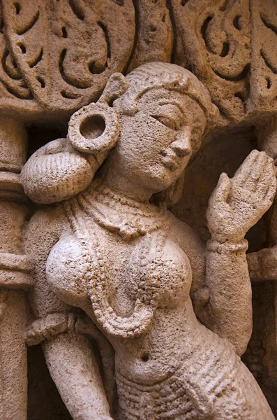 Snidade idol på den inre väggen av Rani ki vav, en sinnrikt konstruerad stepwell på Saraswati floden. Patan, Gujarat, Indien — Stockfoto