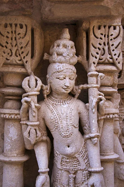 Ídolo esculpido na parede interna de Rani ki vav, um stepwell intrincadamente construído nas margens do rio Saraswati. Patan, Gujarat, Índia — Fotografia de Stock