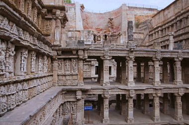 Oyma putlar iç duvar ve ayağı Rani ki vav, Saraswati Nehri kıyısında girift inşa edilmiş bir stepwell. Patan, Gujarat, Hindistan