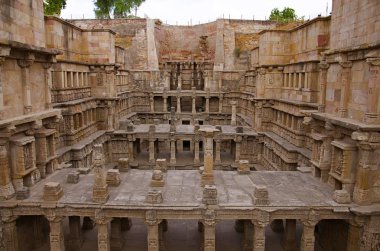 Oyma putlar iç duvar ve ayağı Rani ki vav, Saraswati Nehri kıyısında girift inşa edilmiş bir stepwell. Patan, Gujarat, Hindistan