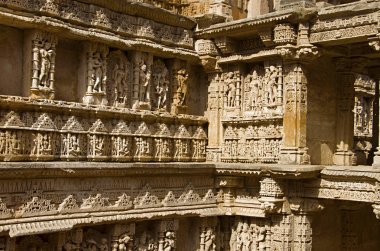 Oyma putlar Rani ki vav, Saraswati Nehri üzerinde bir girift inşa stepwell iç duvarında. Patan, Gujarat, Hindistan