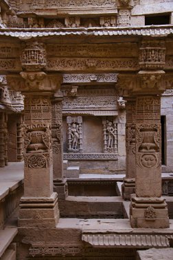 Rani ki vav, Saraswati Nehri üzerinde bir girift inşa stepwell iç duvarlarının oyma. Patan, Gujarat, Hindistan