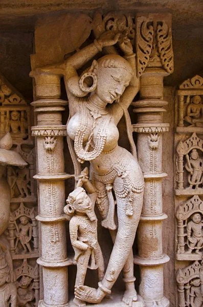 Idolo tallado en la pared interior de Rani ki vav, un paso intrincado construido a orillas del río Saraswati. Patan, Gujarat, India — Foto de Stock