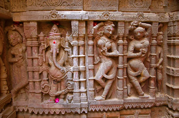 Geschnitztes Idol an der Außenwand, hatkeshwar mahadev, Tempel aus dem 17. Jahrhundert, die Familiengottheit der Nagar-Brahmanen. vadnagar — Stockfoto