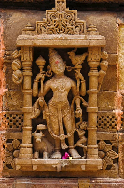Gesneden idool op de buitenmuur, Hatkeshwar Mahadev, tempel van de 17e eeuw, de familie godheid van Nagar Brahmanen. Vadnagar, Gujarat — Stockfoto