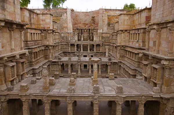 Oyma putlar iç duvar ve ayağı Rani ki vav, Saraswati Nehri kıyısında girift inşa edilmiş bir stepwell. Patan, Gujarat, Hindistan