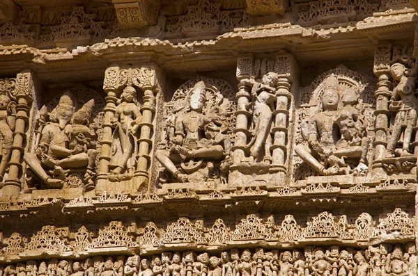 Rzeźbione idoli na wewnętrznej ścianie Rani ki vav, misternie skonstruowane stepwell na brzegu rzeki Saraswati. Patan, Gujarat, Indie — Zdjęcie stockowe