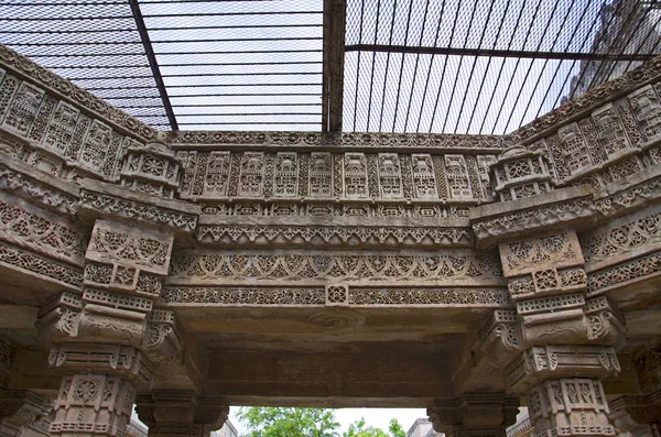 Різьблені внутрішня стіна Adalaj Ni Vav або Stepwell або Rudabai Stepwell. Побудований в 1498 році Rana цькувати Сінгх є п'ять оповідань глибокий. Ахмедабад, Гуджарат, Індія — стокове фото